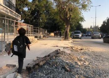 Hatay’da öğrencilerin çilesi: Molozların arasında kilometrelerce yol yürüyorlar