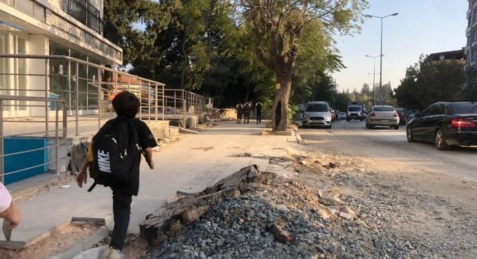 Hatay’da öğrencilerin çilesi: Molozların arasında kilometrelerce yol yürüyorlar