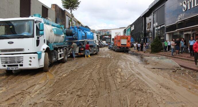 Temizlenmeyen kanalizasyon esnafı mağdur etti