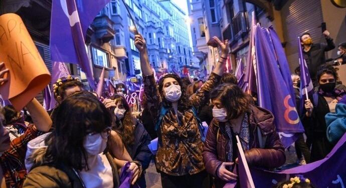 Feminist Gece Yürüyüşü’ne katılan kadınlara beraat