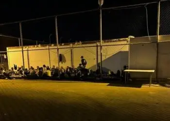 Basketbol sahasında tutulan mültecilere yemek verilmiyor