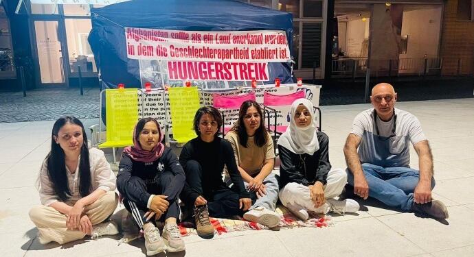 Açlık grevinde olan Afganistanlı kadınlardan çağrı: Taliban’a desteğinizi kesin