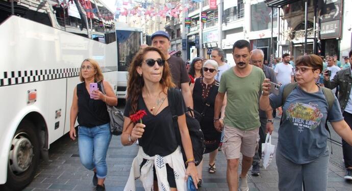 Cumartesi Anneleri Galatasaray’a kurulan bariyeri aştı karanfiller bıraktı