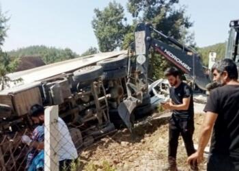 Kamyon cenaze törenine daldı: 3 ölü, 28 yaralı