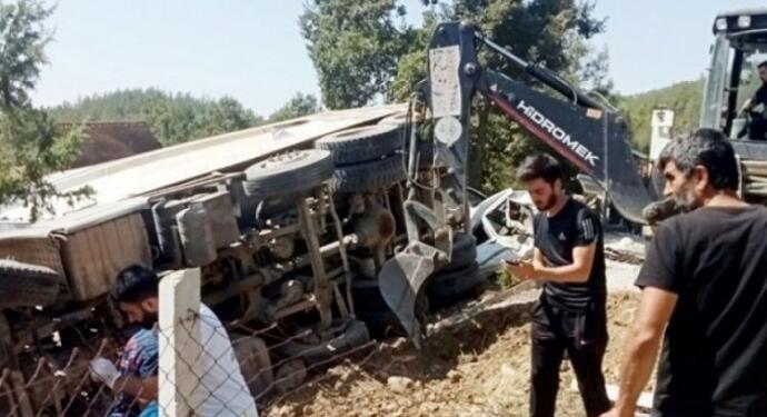 Kamyon cenaze törenine daldı: 3 ölü, 28 yaralı