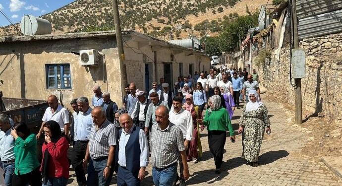 Eliçümüş’ün ailesine kitlesel taziye ziyareti