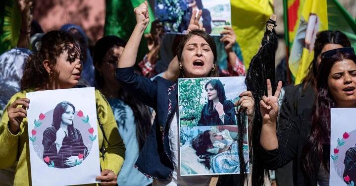 İranlı gazeteci Aşitiyani: Devrimin meşalesi yakıldı, asla geri dönmeyeceğiz