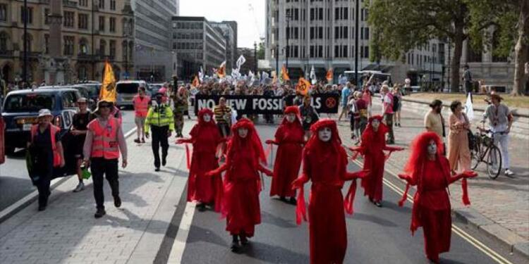 Çevreciler İngiltere’de fosil yakıtlara karşı yürüdü