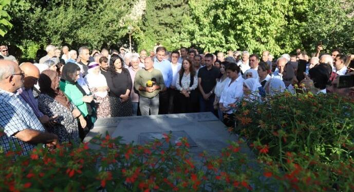 Apê Musa mezarı başında anıldı: Kalemi yerde kalmadı