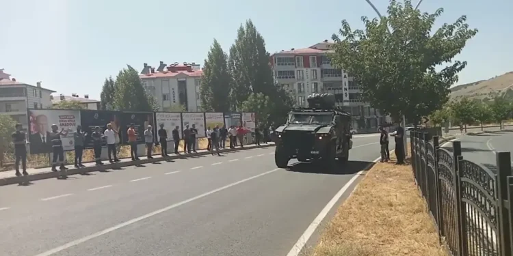 Dersim’de direnişi kırmak için askerler eşliğinde zorla çalıştırılan işçiler de iş bıraktı