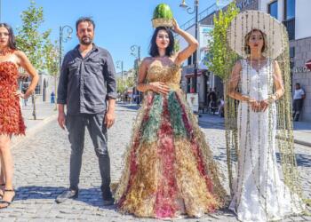 Sûr’un yıkılan sokaklarında defile yaptılar