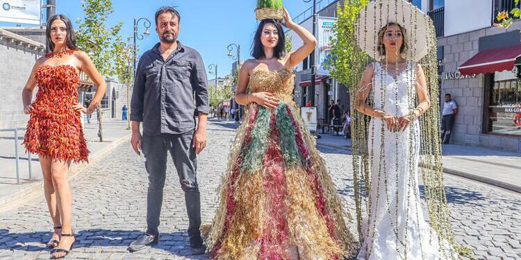 Sûr’un yıkılan sokaklarında defile yaptılar