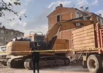 Xarpêt’te ağır hasarlı binanın yıkımında bir işçi yaşamını yitirdi