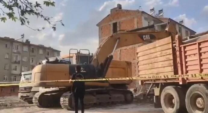 Xarpêt’te ağır hasarlı binanın yıkımında bir işçi yaşamını yitirdi