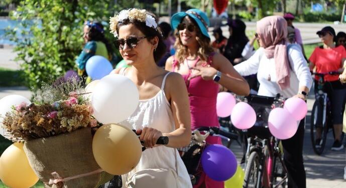 Süslü Kadınlar ‘Yaşanılabilir Bir Kent İçin’ Amed’de pedal çevirdi