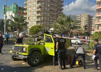 Antalya’da safari aracı ile otomobil çarpıştı, 2 turist hayatını kaybetti