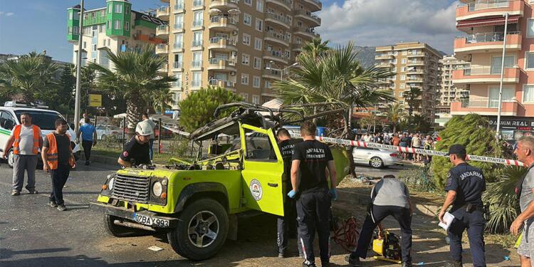 Antalya’da safari aracı ile otomobil çarpıştı, 2 turist hayatını kaybetti