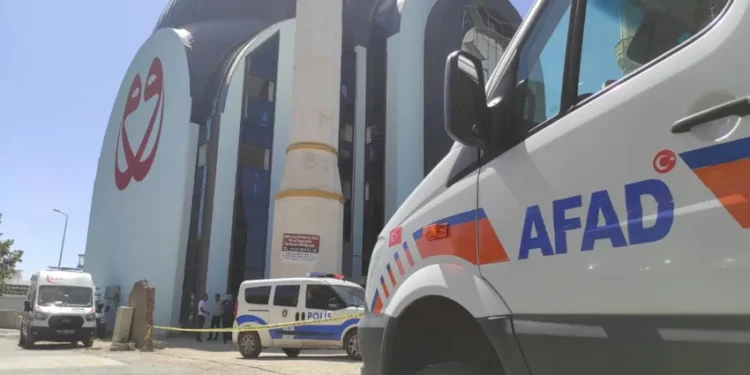 Camii inşaatı çöktü: 3 işçi yaralı