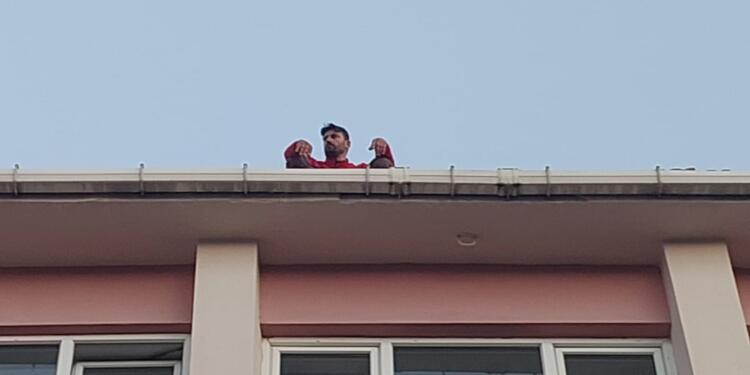 İşten çıkarıldığı için çatıya çıkan işçinin direnişi kazandı