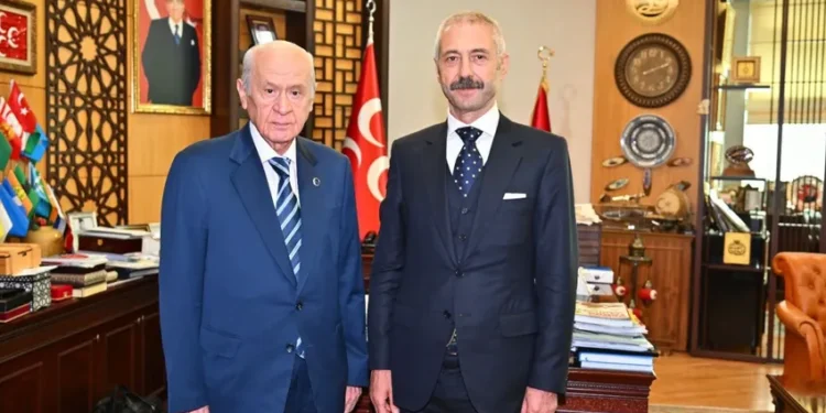 Bahçeli ile fotoğrafı olan Sedat Şahin’in akrabalarına operasyon
