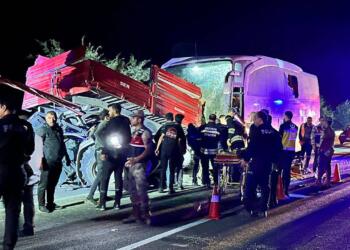 Ezirom’da yolcu otobüsü traktöre çarptı:  2 ölü, 18 kişi yaralı