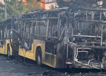 Park halindeki İETT otobüsü yandı