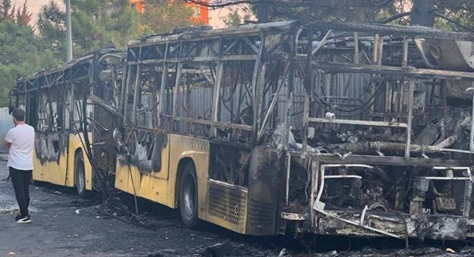 Park halindeki İETT otobüsü yandı
