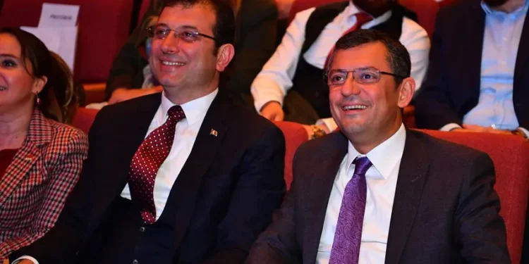 Özgür Özel adaylığını açıkladı, İmamoğlu destekledi