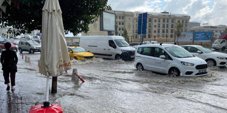 İstanbul’da kuvvetli sağanak sele neden oldu