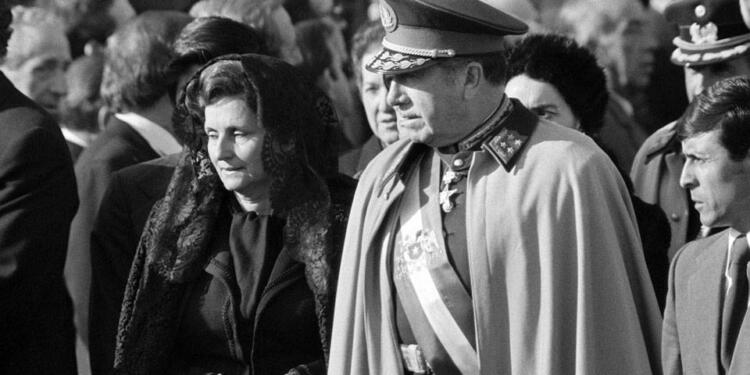 İspanya, Pinochet’ye verilen liyakat nişanını geri aldı