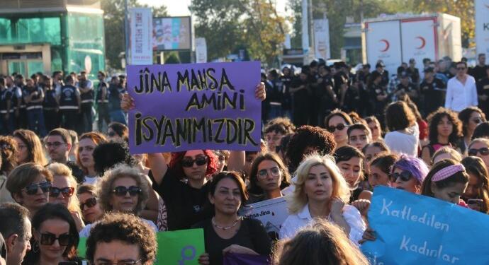 Kadınlar Kadıköy’de Jîna Emînî’yi andı: Her yerde ‘Jin, Jiyan, Azadî’ demeye devam edeceğiz
