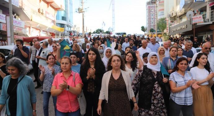 Biri korucu 3 tecavüz failinin serbest bırakılması protesto edildi