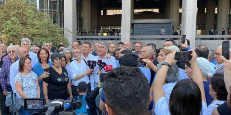 Sivas Katliamı kararına adliye önünde tepki: Bu mahkemeyi mahşere bırakmayacağız