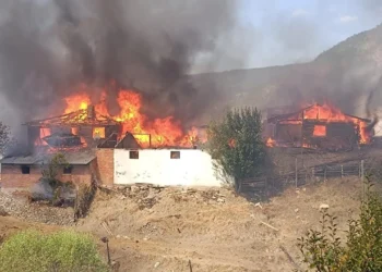 Kastamonu’da çıkan yangında 10 ev yandı
