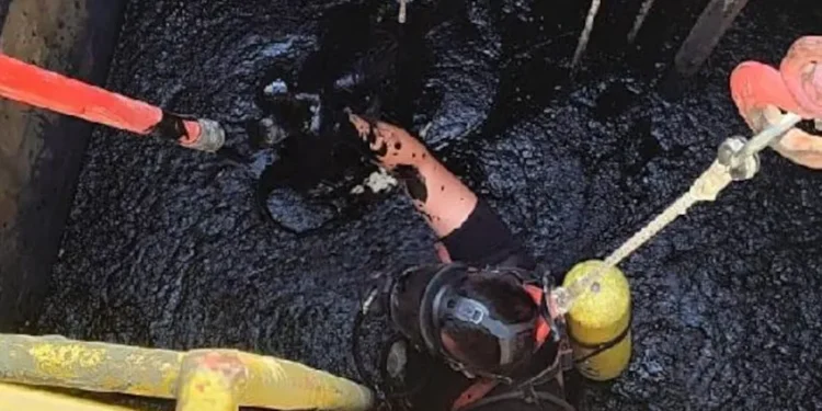 Kimyasal atık havuzuna düşen iki işçiden biri yaşamını yitirdi