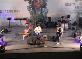 Mikail Aslan İzmir’de sahne aldı