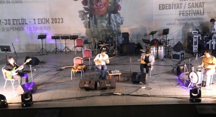 Mikail Aslan İzmir’de sahne aldı