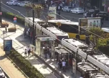 İETT otobüsü tramvaya çarptı
