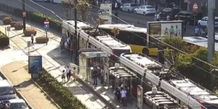 İETT otobüsü tramvaya çarptı