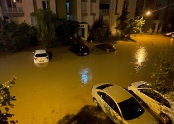 İstanbul Avrupa Yakası’nın kuzeyini sel vurdu: 2 ölü