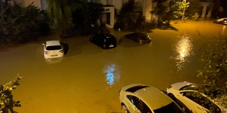 İstanbul Avrupa Yakası’nın kuzeyini sel vurdu: 2 ölü