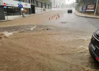 Uşak’ta selde birçok ev ve işyerini su bastı