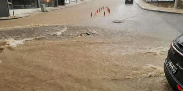 Uşak’ta selde birçok ev ve işyerini su bastı