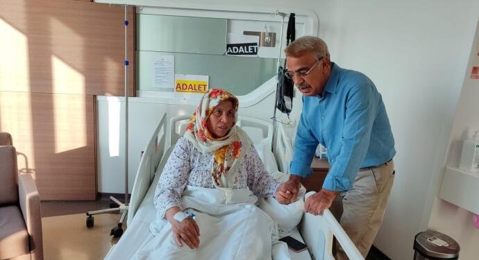 Sancar Emine Şenyaşar’ı hastanede ziyaret etti