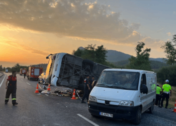 Tır yolcu otobüsüne çarptı: 6 ölü, 43 yaralı