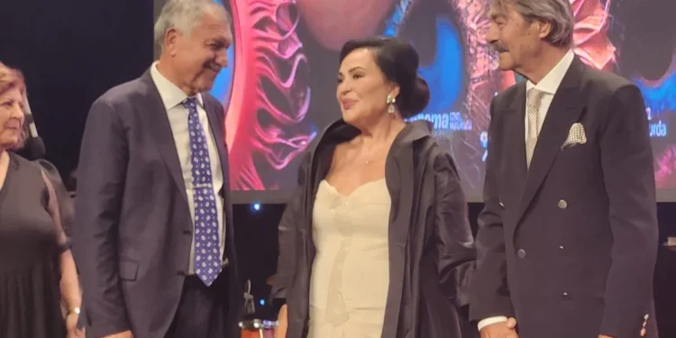 Altın Koza’da İnanır ve Şoray’a ‘Sinemanın Yüzü’ ödülü