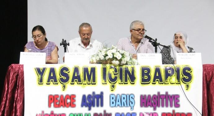 ‘Yaşam için barış’ paneli: Militarizm tarikat ve cemaatler eliyle anaokullarına kadar giriyor