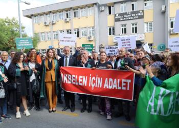 Akbelen'in kömüre kurban gitmemesi için açılan davaya kitlesel katılım oldıu. Mahkemenin kararı tebligatla bildircek olması kararın Akbelen aleyhine olabileceği gösteriyor.