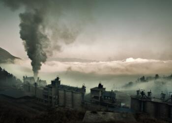 Çimento fabrikaları yaktıkları kömür ve lastiklerle bulundukları bölgeyi zehirlerken bunun yanında bacalardan yayılan çimento tozu da yaşamı zehirliyor
