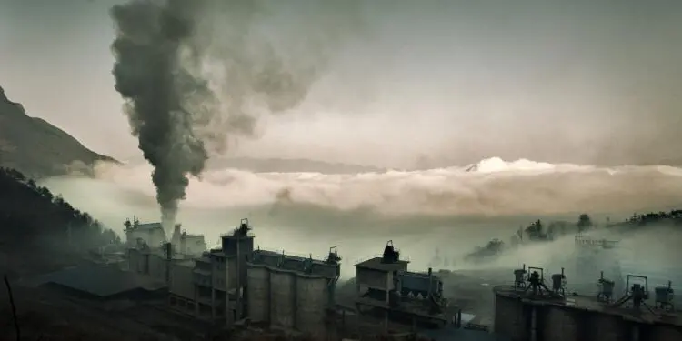 Çimento fabrikaları yaktıkları kömür ve lastiklerle bulundukları bölgeyi zehirlerken bunun yanında bacalardan yayılan çimento tozu da yaşamı zehirliyor